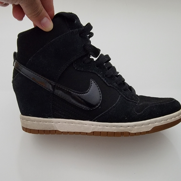 Pre-owned Nike Women's Dunk Sky Hi Embossed Sneaker, Black, 6.5 - Picture 7 of 17